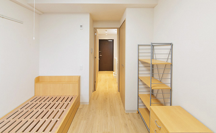 居室には生活に便利な家具・家電が備え付け！